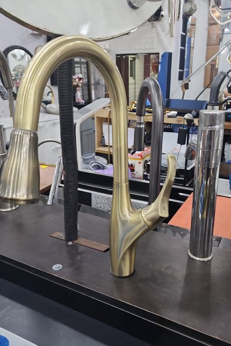 حنفية مطبخ بتصميم منحوت فاخر بلون ذهبي